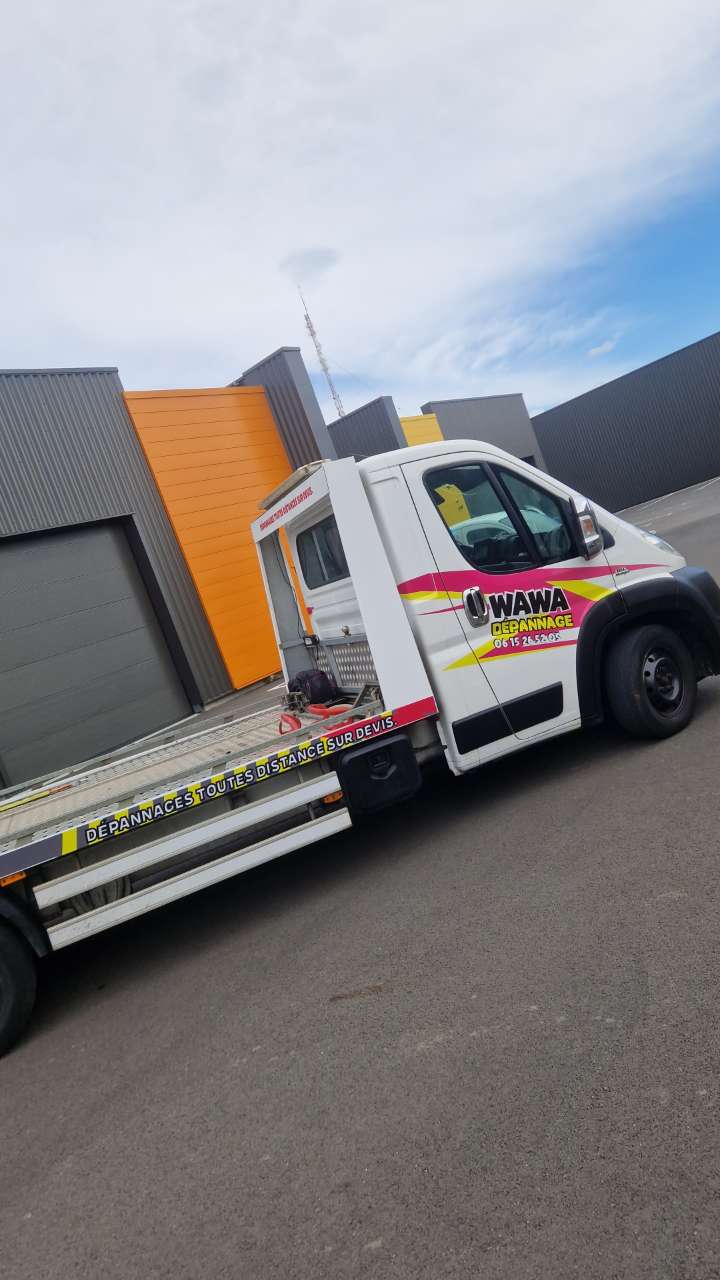 Camion de dépannage WAWA devant un bâtiment